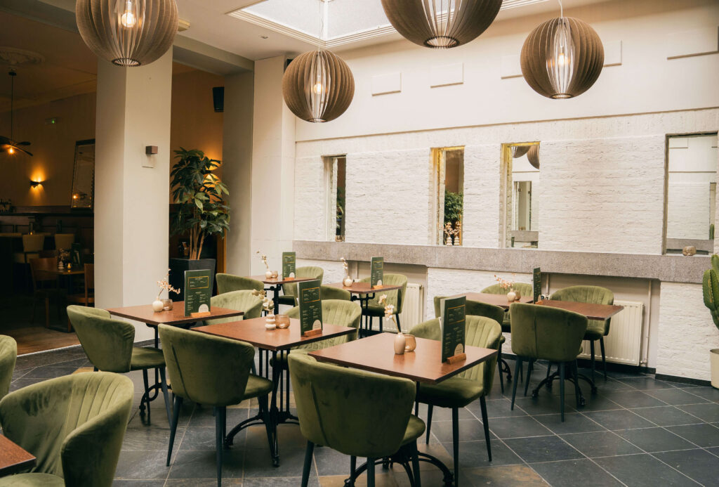 interieur van bistro Place de Luz op de Markt in Maastricht met warme verlichting