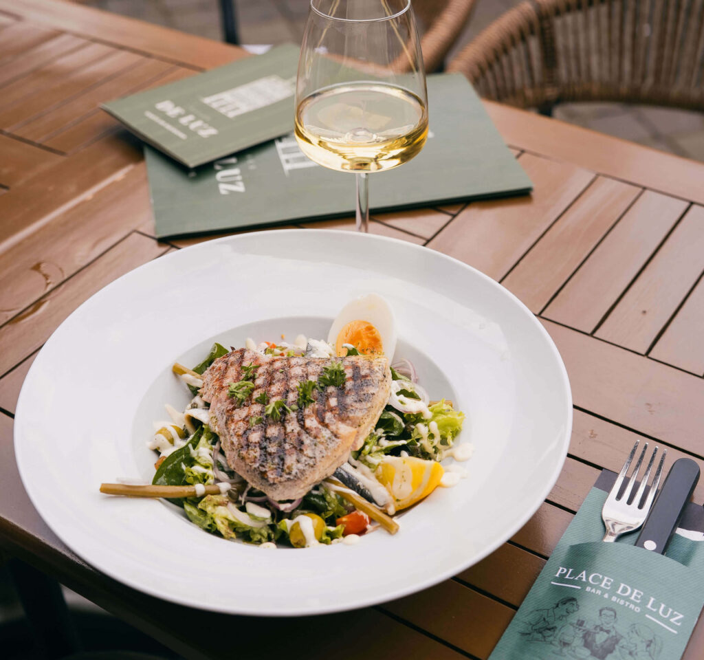caesarsalade geserveerd op terras van bistro in Maastricht