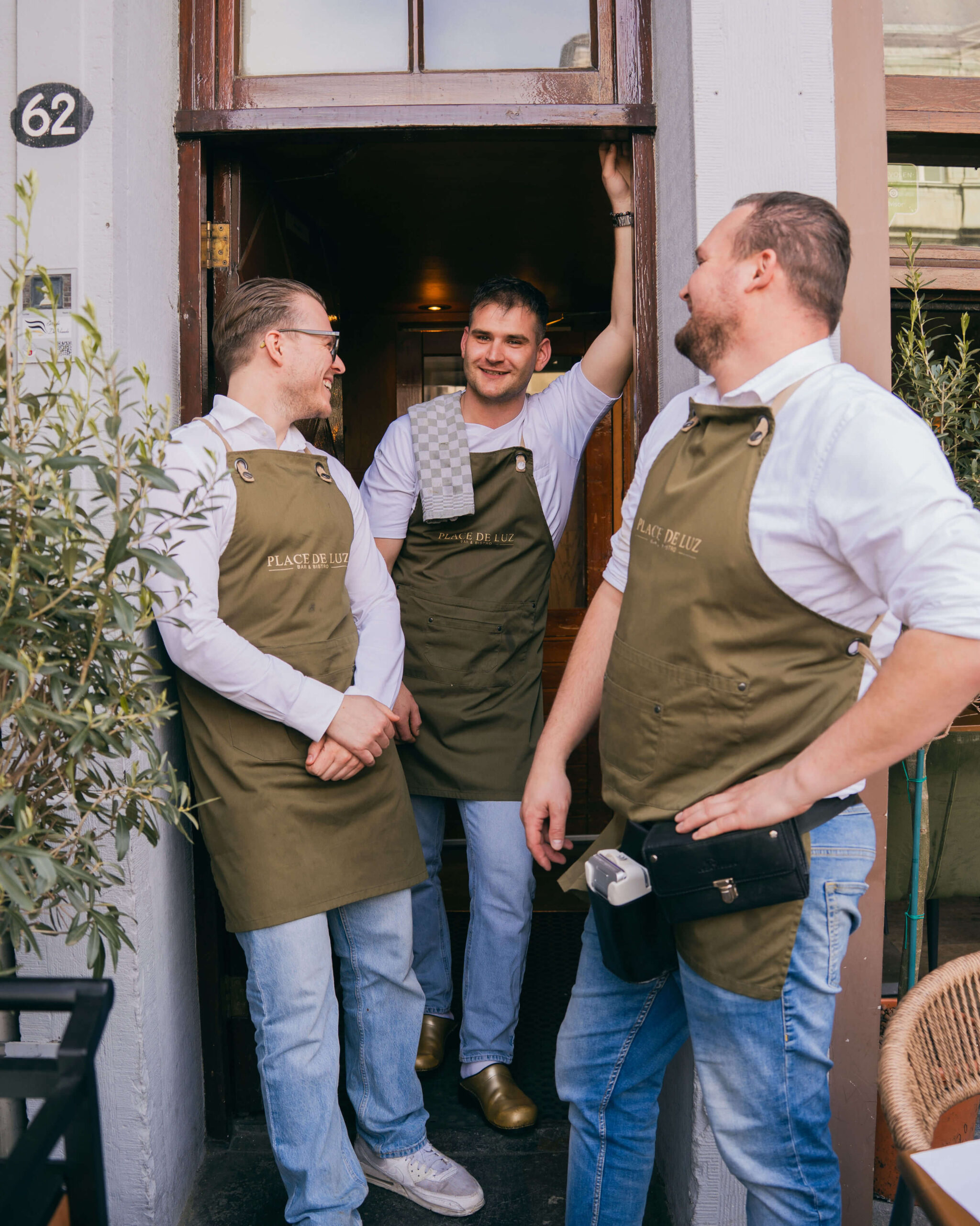 Horeca personeel bij bistro Place de Luz in Maastricht